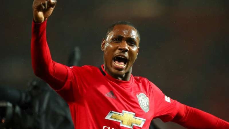 ighalo xin duoc o lai man utd barca ban hang loat