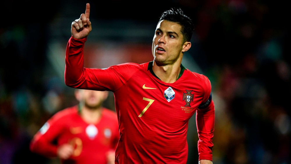 Chuyển nhượng cầu thủ Man Utd: Đàm phán với đại diện của Cristiano Ronaldo; thuyết phục Cavani ở lại; tăng lương gấp đôi cho Bruno Fernandes;