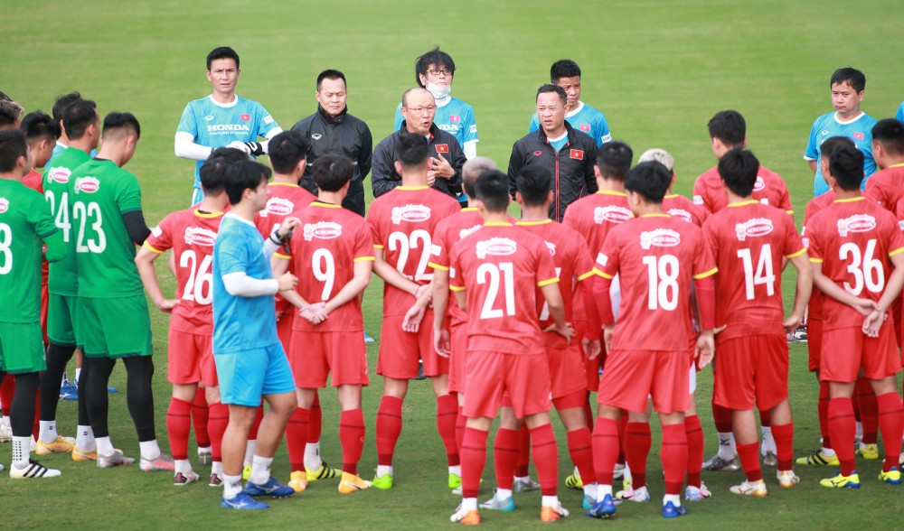Chiều 10/5, tuyển Việt Nam ra sân tập luyện buổi thứ ba chuẩn bị cho các trận đấu còn lại của vòng loại thứ hai World Cup 2022. Như thường lệ, HLV Park Hang-seo dành thời gian trao đổi với các cầu thủ trước khi bước vào các bài tập.