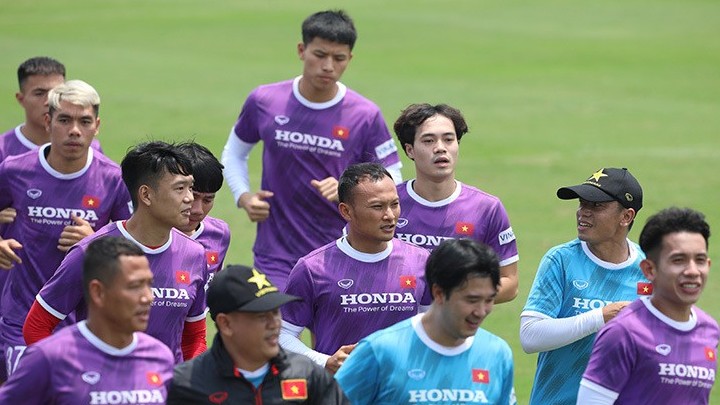 chuan bi thich nghi thoi tiet uae doi tuyen viet nam tap giua trua nang gat trong hoang tro lai xuan truong chan thuong nhe