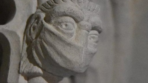 Đánh dấu đại dịch Covid-19, nhà thờ chạm khắc khẩu trang lên bức tượng