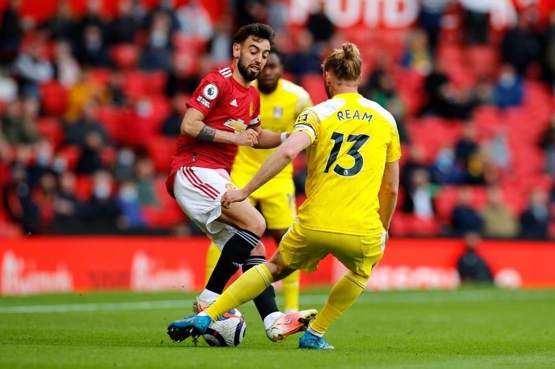 Man Utd: Cavani ghi bàn thắng để đời; Bruno Fernandes nhận giải thưởng cầu thủ xuất sắc nhất năm