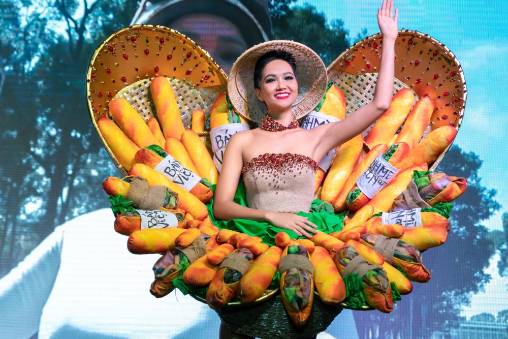 Trang phục 'Bánh Mỳ' của Hoa hậu H’Hen Niê lọt top 10 trang phục dân tộc ấn tượng nhất Miss Universe