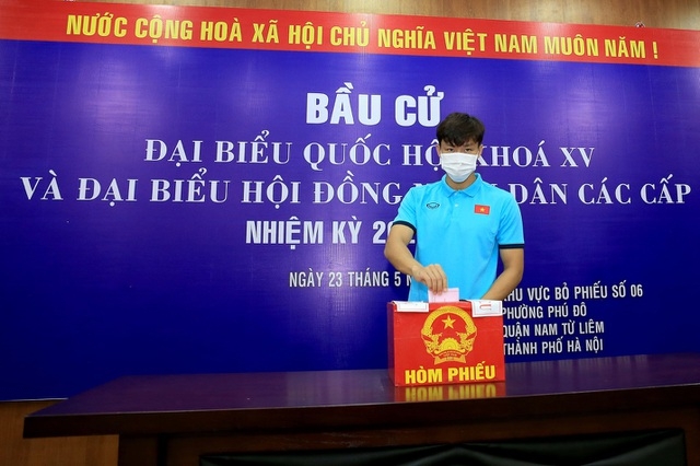 Đội trưởng Quế Ngọc Hải cùng các tuyển thủ Việt Nam thực hiện quyền và nghĩa vụ của công dân. (Ảnh: Gia Hưng)