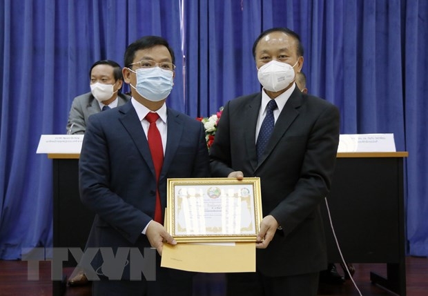 Covid-19: Lào đánh giá cao sự hỗ trợ của Đoàn chuyên gia y tế Việt Nam