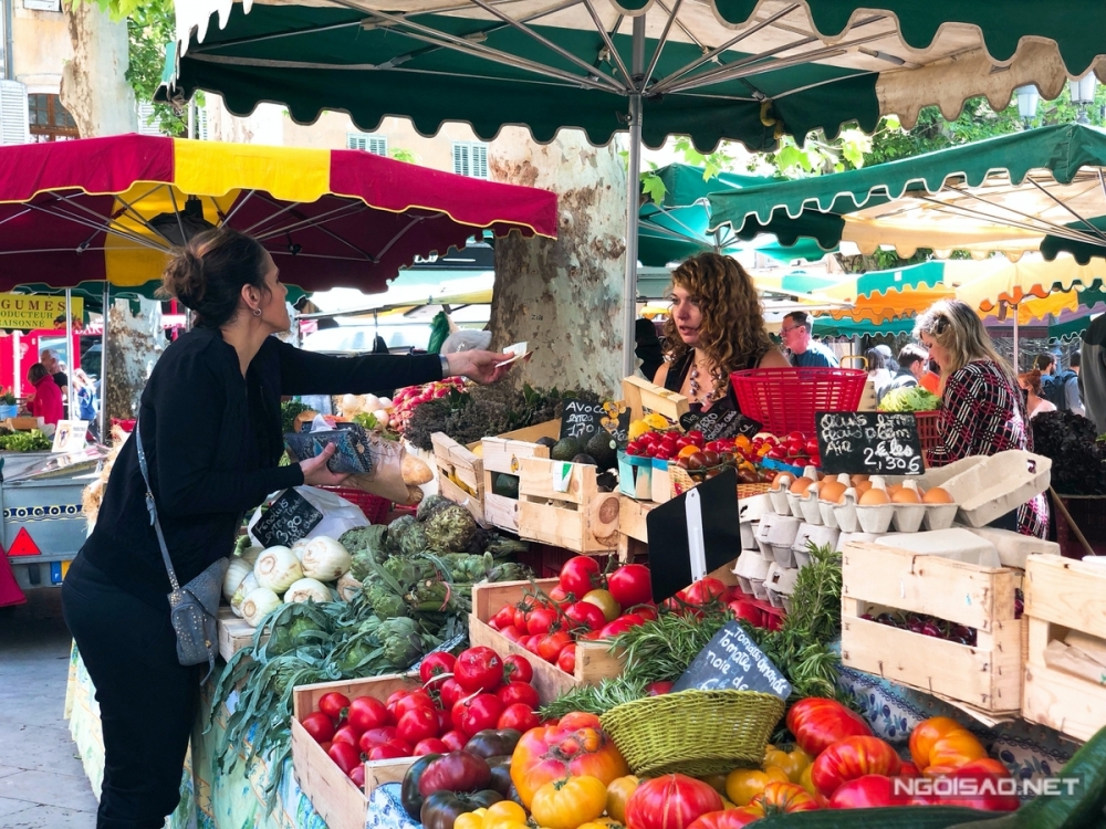 Aix-en-Provence có rất nhiều phiên chợ mở vào buổi sáng. Bạn dễ dàng tìm kiếm những thực phẩm tươi ngon, đa dạng cùng sự chào đón niềm nở của người dân địa phương.