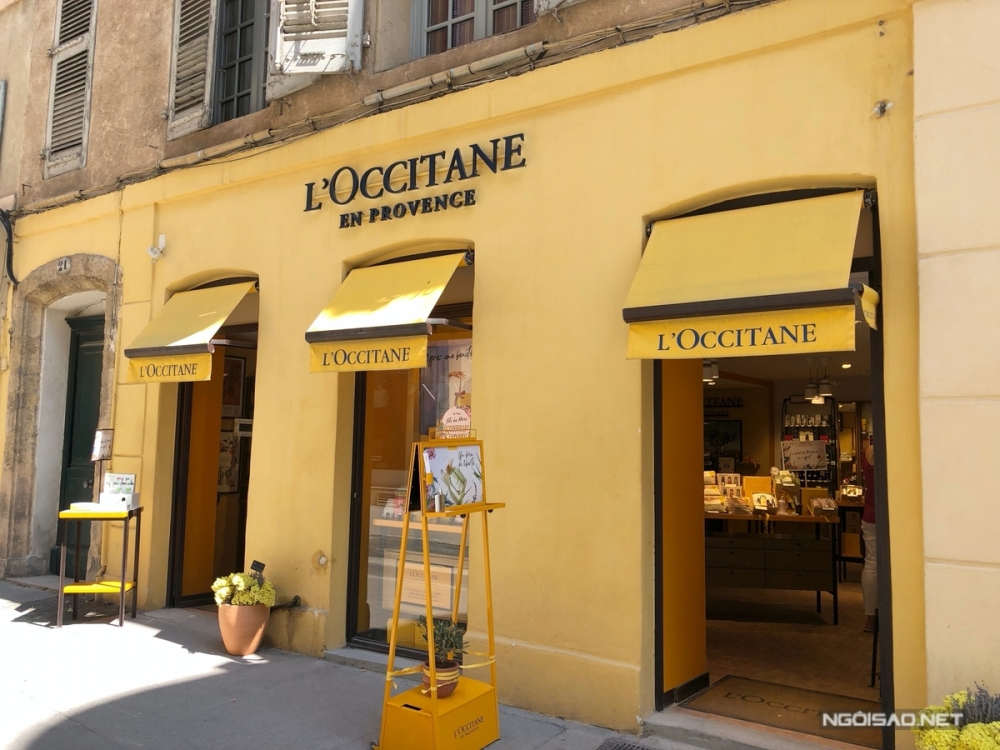 L'Occitane là hãng mỹ phẩm nổi tiếng, xuất xứ từ vùng Provence. Các cô gái sẽ thích thú shopping nhiều sản phẩm chất lượng tốt, giá cả phù hợp.