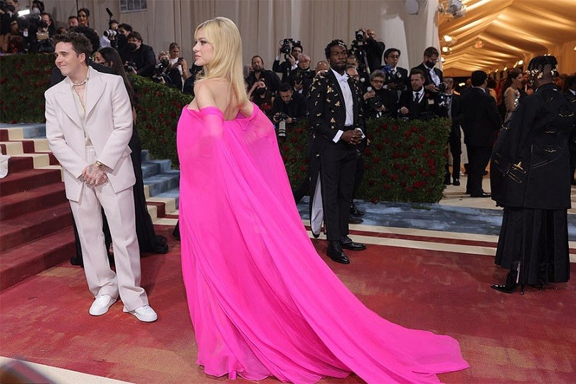 Met Gala: Brooklyn Beckham dịu dàng nâng tà váy cho vợ