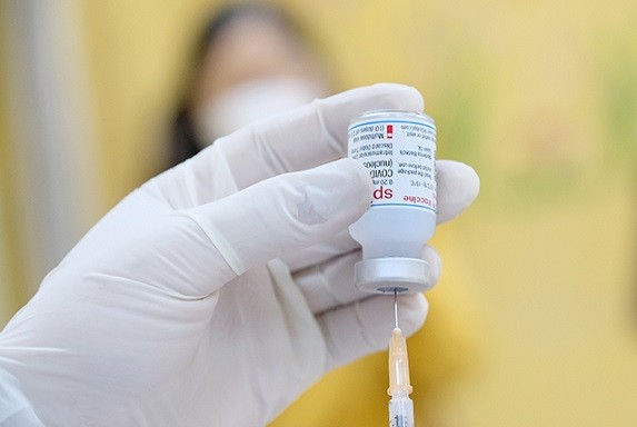Tiêm vaccine phòng Covid-19 đóng vai trò quan trọng trong việc làm giảm ca nặng, ca tử vong do Covid-19 ở nước ta. (Ảnh: Trần Minh)