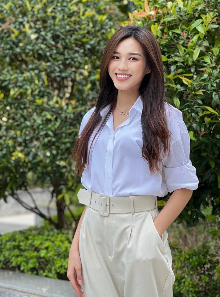 Đỗ Thị Hà đến Đại học Kinh tế Quốc dân để hoàn thành kỳ thi cuối năm. Hoa hậu được khen diện đồ đơn giản nhưng vẫn tỏa sáng với cách phối sơ mi trắng cùng quần cạp cao tông màu trắng - be thanh lịch.