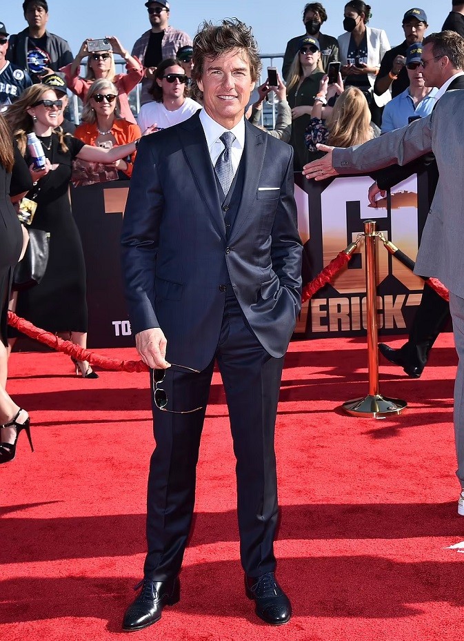 Ở tuổi U60, Tom Cruise vẫn giữ phong độ trẻ trung. Hơn 30 năm từ khi đóng 'Top Gun' (năm 1986), Tom tự tin trở lại với vai phi công Maverick trong phần hai bộ phim kinh điển này. Bộ phim 'Top Gun: Maverick' được quay từ năm 2018, bị trì hoãn lịch phát hành nhiều lần vì dịch Covid-19.