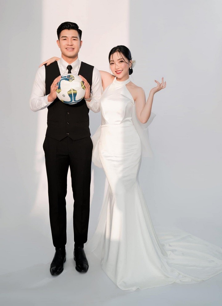 Trước đám cưới diễn ra chiều tối nay (10/5), cặp Hà Đức Chinh - Mai Hà Trang đã bật mí ảnh prewedding chụp tại studio.