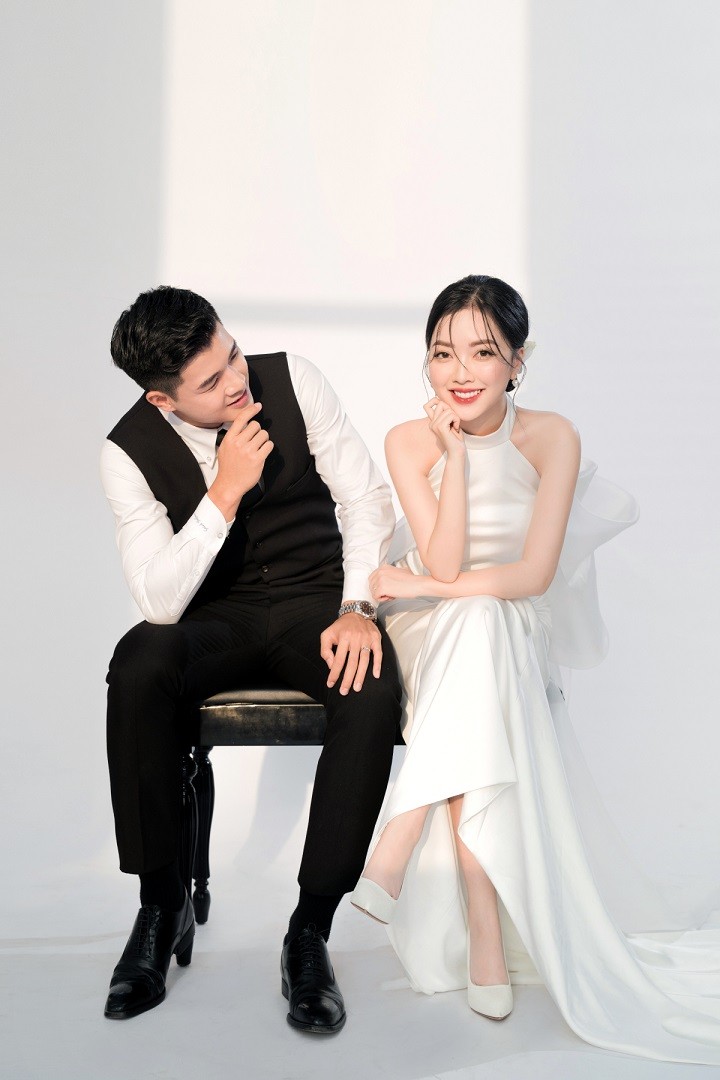 Hà Đức Chinh và vợ chụp ảnh cưới với trái bóng tại studio