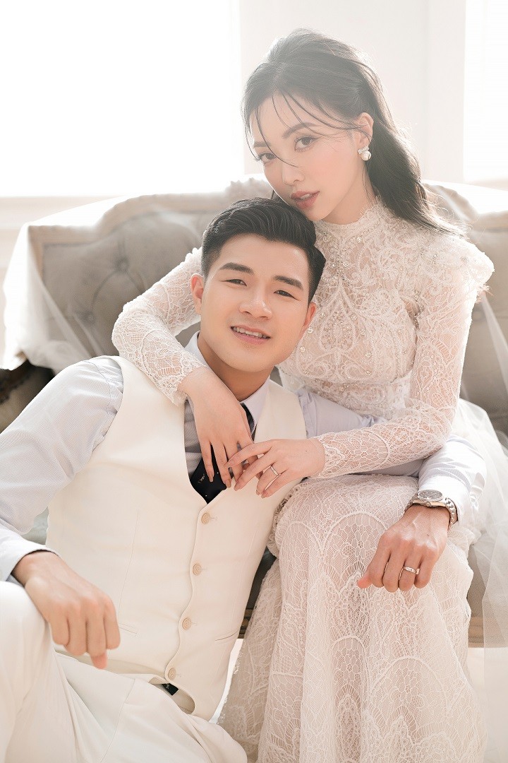 Hà Đức Chinh và vợ chụp ảnh cưới với trái bóng tại studio