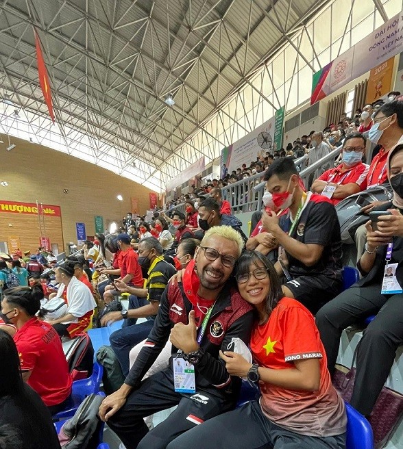 CĐV Indonesia rạng rỡ cổ vũ môn bóng rổ SEA Games 31