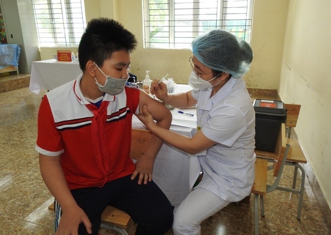 Tiêm vaccine Covid-19 cho học sinh lớp 6 tại Hạ Long (Quảng Ninh). (Ảnh: Minh Cương)