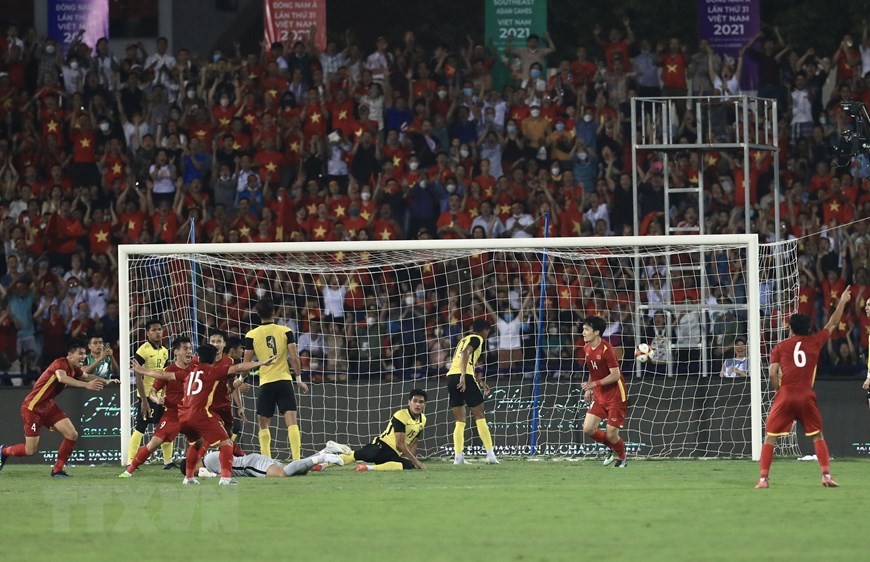 Khoảnh khắc Tiến Linh ghi bàn đưa U23 Việt Nam vào chung kết Bóng đá nam SEA Games 31