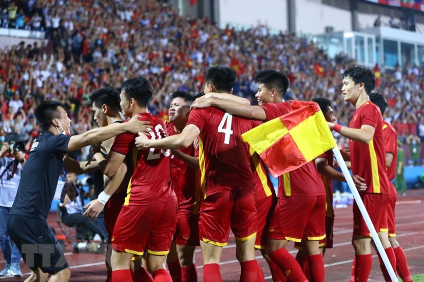 Các cầu thủ ăn mừng khi Tiến Linh ghi bàn thắng 'quý hơn vàng' cho U23 Việt Nam vào chơi trận chung kết Bóng đá nam SEA Games 31.