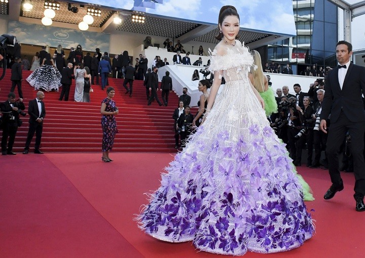 Lý Nhã Kỳ trở lại sự kiện điện ảnh lớn nhất hành tinh sau ba năm vắng mặt vì bận việc riêng và ảnh hưởng của dịch Covid-19. Ngày đầu dự LHP Cannes người đẹp Việt diện bộ váy hai màu trắng và tím, lấy cảm hứng từ hoa oải hương của nhà thiết kế Đỗ Long.