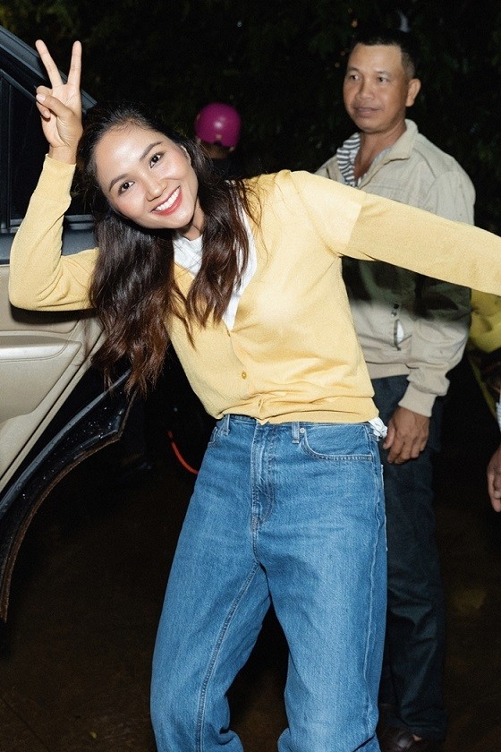 Giữ đúng lời hứa, H'Hen Niê về thăm nhà sau khi hoàn thành công việc tuyển sinh Hoa hậu các dân tộc Việt Nam ở Đại học Tây Nguyên. Cô dành thời gian cuối tuần bên bố mẹ, anh chị và các cháu; mời cả gia đình cùng bà con trong buôn ra rạp xem phim đầu tay của mình.