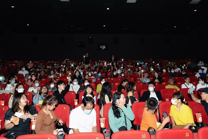 578: Phát đạn của kẻ điên: H'Hen Niê được buôn làng tặng hoa và bánh sinh nhật khi xem phim