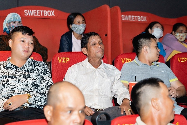 578: Phát đạn của kẻ điên: H'Hen Niê được buôn làng tặng hoa và bánh sinh nhật khi xem phim