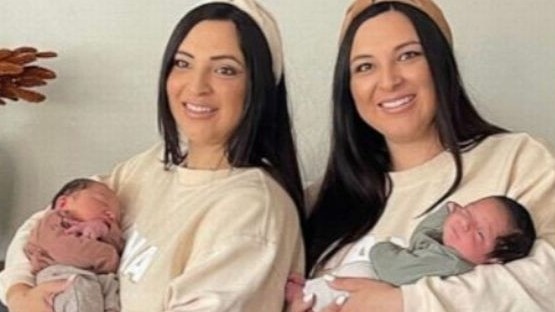 Hai chị em sinh đôi sinh hai con trai trong cùng một ngày