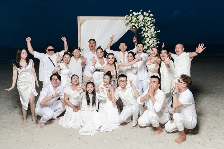 Phương Trinh Jolie và chồng chụp hình cùng các khách mời. Họ cùng thưởng thức tiệc nướng, nhảy múa bên bờ biển.