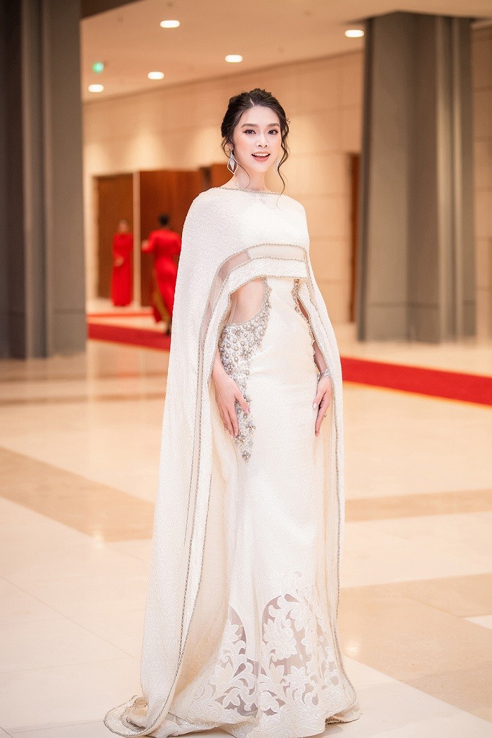 Giới nghệ sĩ xinh đẹp, tỏa sáng mừng SEA Games 31 thành công