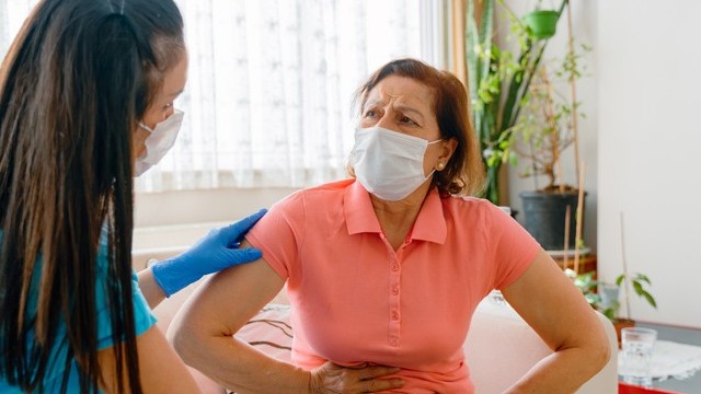 nguoi cao tuoi mac covid19 co nguy co bi anh huong lau dai