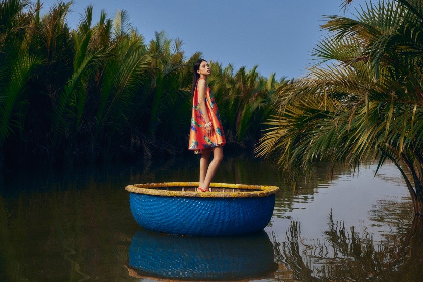 Để hoàn thành cảnh chụp này, một thợ lặn phải ngâm mình dưới nước gần một tiếng để giữ thuyền cân bằng.