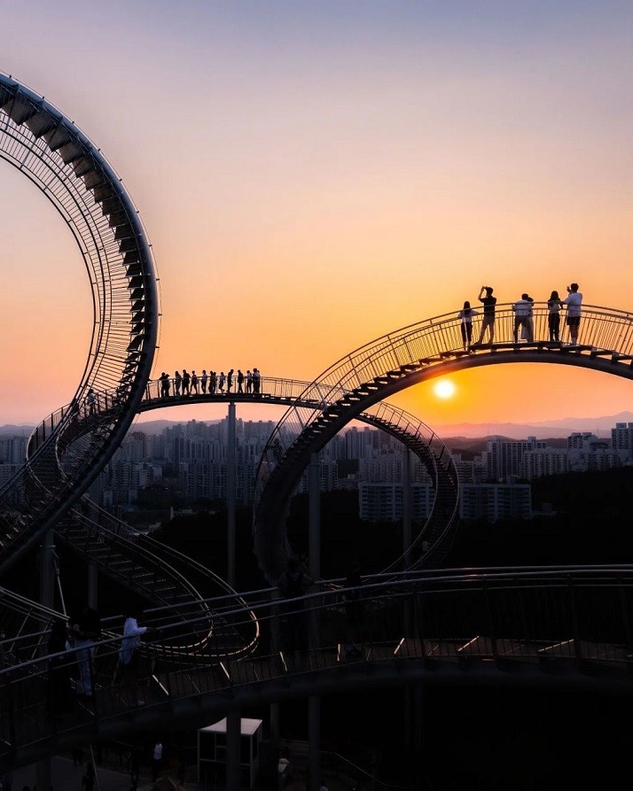 Hàn Quốc: Kiến trúc độc đáo của cầu đi bộ hình tàu lượn siêu tốc Hàn Quốc: Kiến trúc độc đáo của cầu đi bộ hình tàu lượn siêu tốc