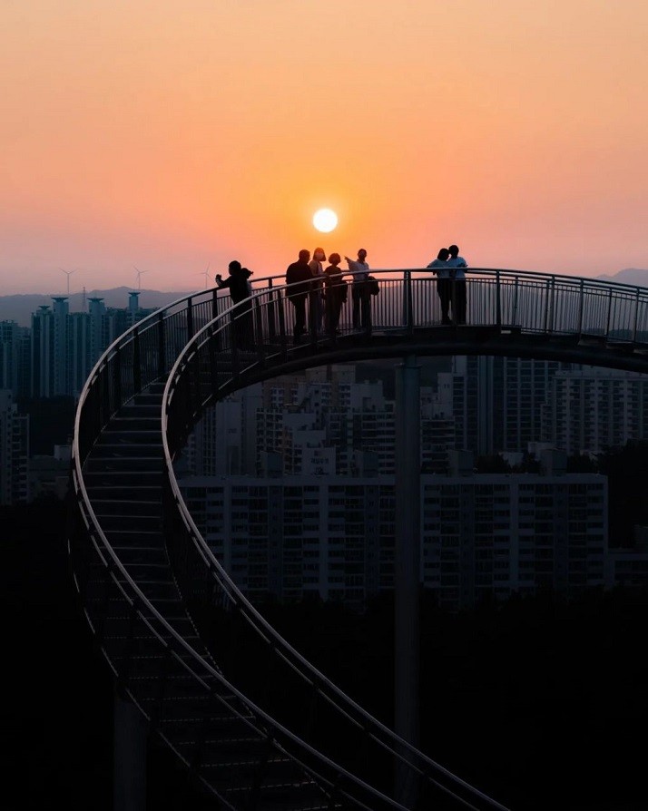 Hàn Quốc: Kiến trúc độc đáo của cầu đi bộ hình tàu lượn siêu tốc Hàn Quốc: Kiến trúc độc đáo của cầu đi bộ hình tàu lượn siêu tốc