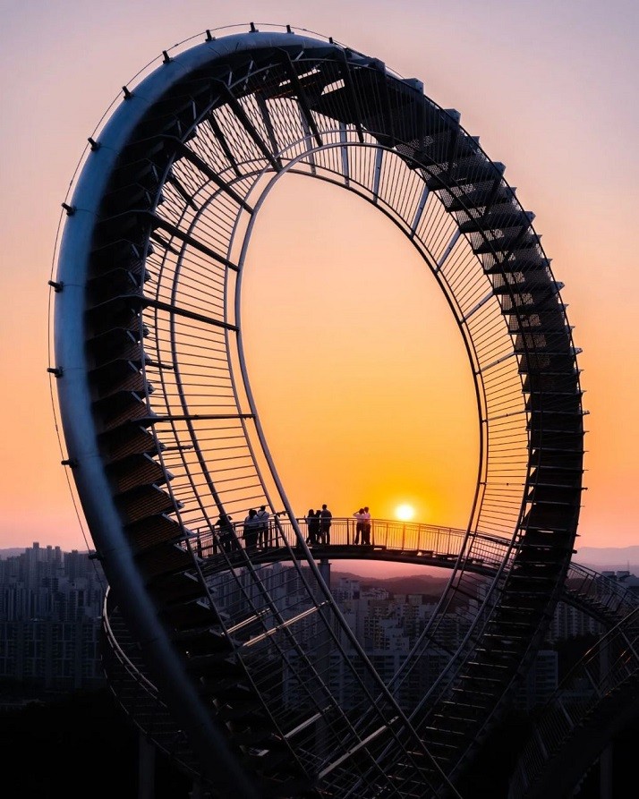 Hàn Quốc: Kiến trúc độc đáo của cầu đi bộ hình tàu lượn siêu tốc Hàn Quốc: Kiến trúc độc đáo của cầu đi bộ hình tàu lượn siêu tốc