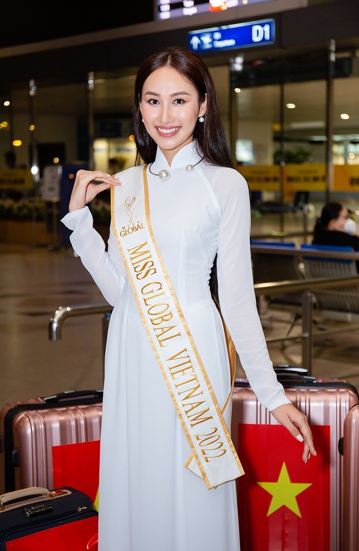 Bộ áo dài trắng của nhà thiết kế Tommy Nguyễn giúp tôn lên vẻ thanh lịch và đường cong của Đoàn Hồng Trang.