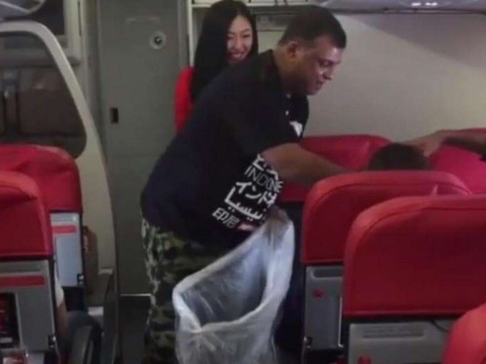 ong chu airasia nhat rac tren may bay de vinh danh doi ngu nhan vien