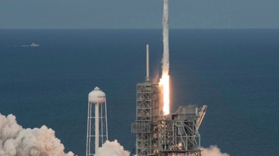 spacex cua elon musk phong thanh cong tau van tai tai che dragon