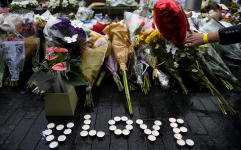 anh tuong niem cac nan nhan vu tan cong khung bo o london