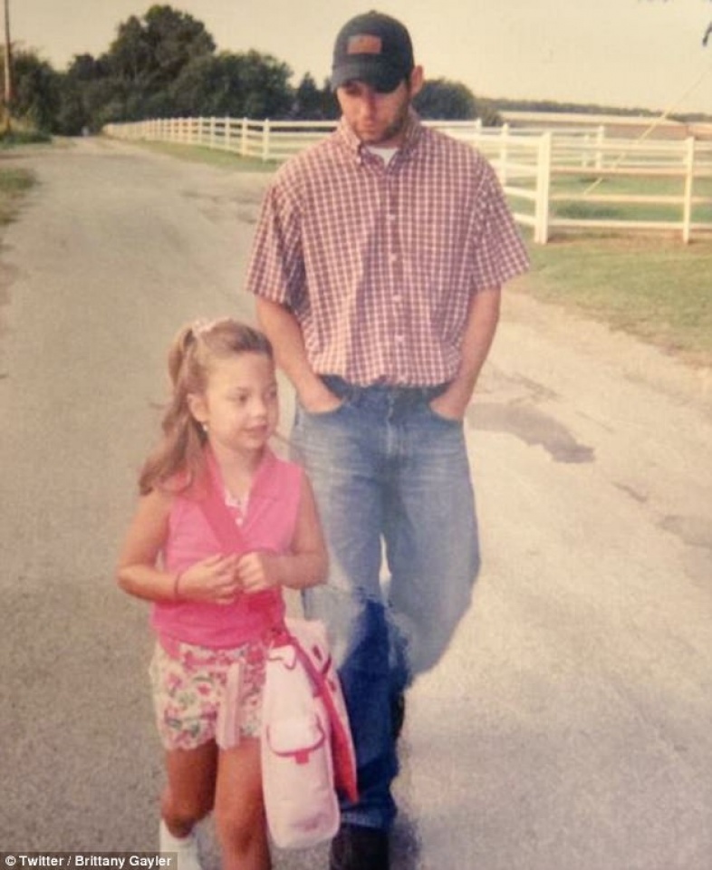 buc anh cha dua con di hoc gay sot cong dong mang