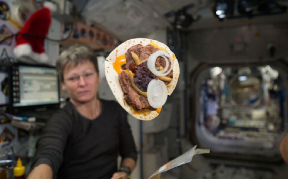 “Bật mí” kỹ thuật nướng bánh trên vũ trụ: Khó mấy cũng làm được bat mi ky thuat nuong banh tren vu tru kho may cung lam duoc