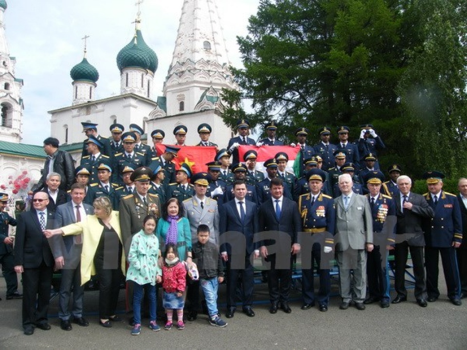 sinh vien viet nhan bang do truong quan su phong khong cua nga