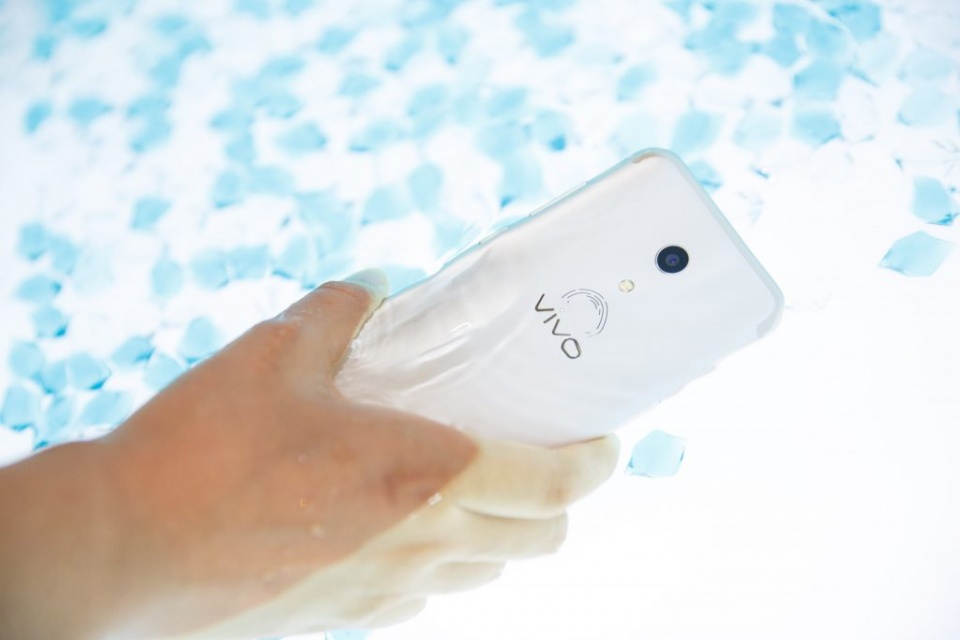 ra mat cong nghe cam bien van tay an duoi man hinh dien thoai