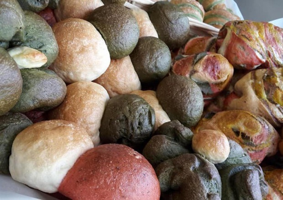 Italy: Độc đáo loại bánh mỳ nhiều màu sắc lạ mắt mới xuất hiện italy doc dao loai banh my nhieu mau sac la mat moi xuat hien