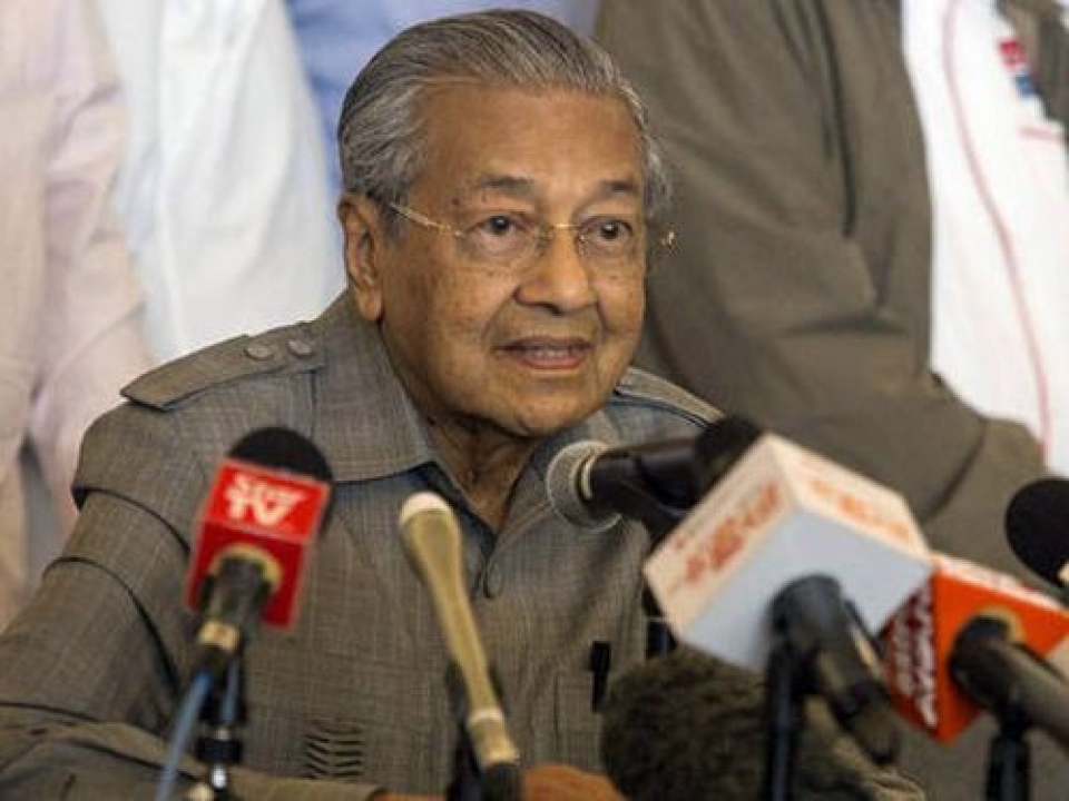 thu tuong malaysia cam cac bo truong nhan qua tang