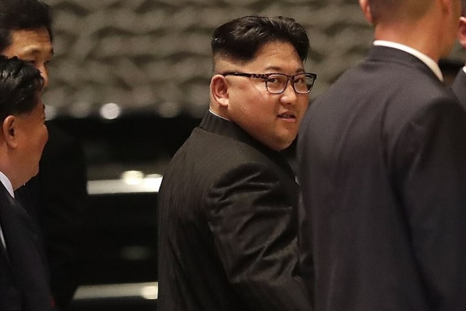lanh dao trieu tien kim jong un chup anh selfie trong dem o singapore