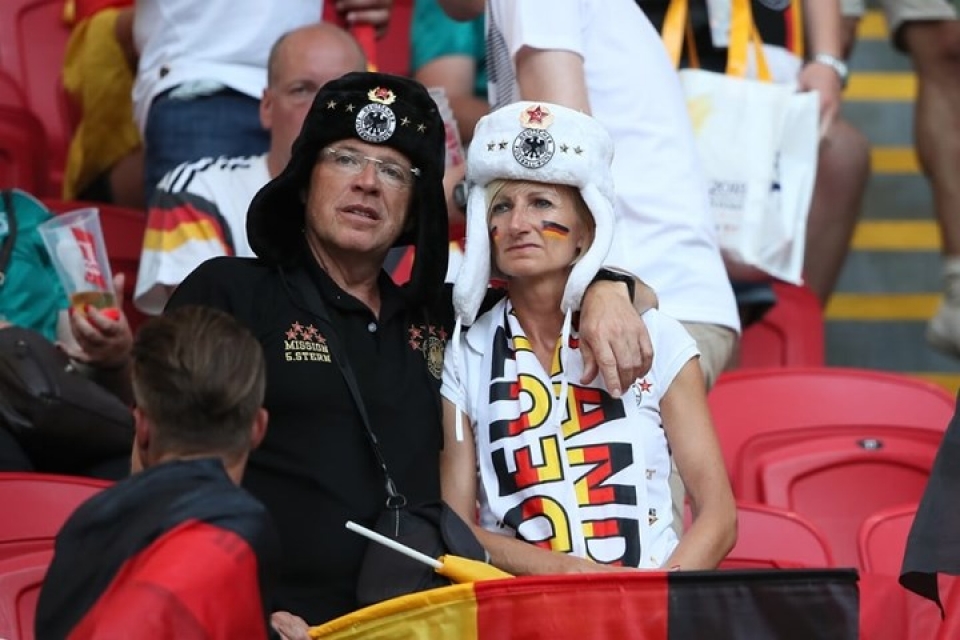 fan duc dam nuoc mat khi doi tuyen roi world cup trong tui ho