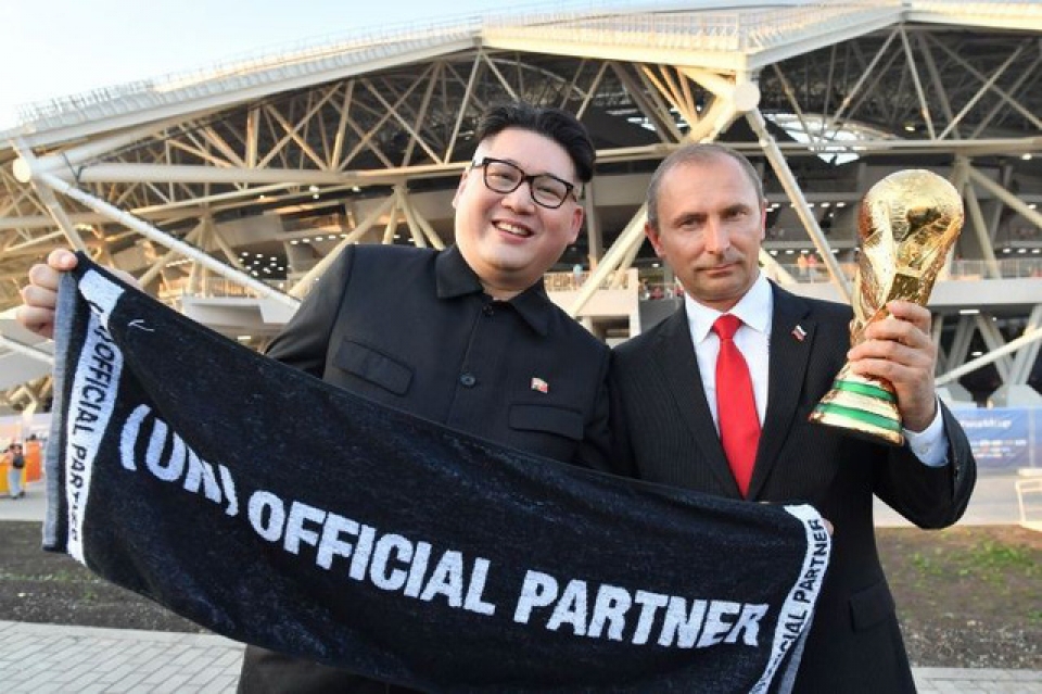 Bản sao Kim Jong-un - Putin “gây sốt” tại World Cup ban sao kim jong un putin gay sot tai world cup