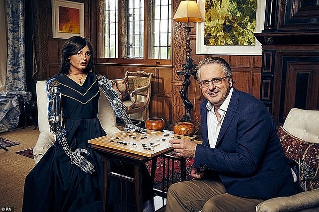 cuoc song la lung cua nghe si nguoi may dau tien tren the gioi