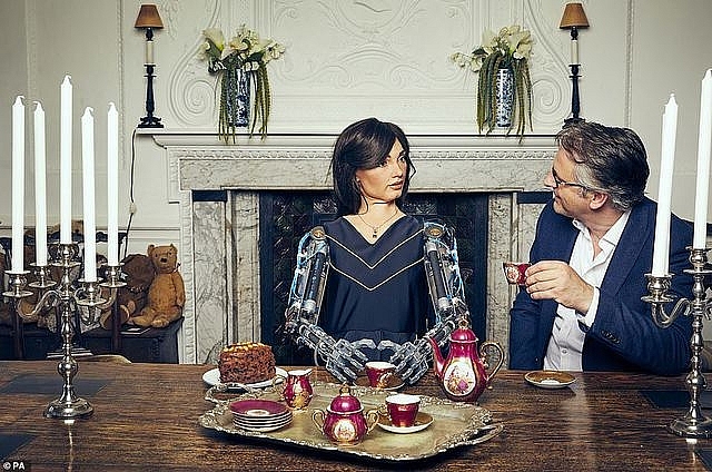 cuoc song la lung cua nghe si nguoi may dau tien tren the gioi