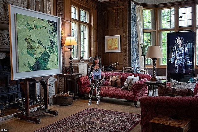 cuoc song la lung cua nghe si nguoi may dau tien tren the gioi